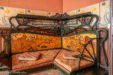 <center>Le château Laurens</center>La salon-cabinet de travail. La banquette d'angle en cuir, à dossier sculpté et ajouré, ornements dans le style Art Nouveau de Léon Cauvy.