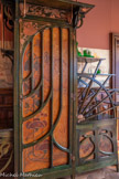 <center>Le château Laurens</center>Armoire asymétrique, avec un grand vantail à gauche et, à droite, une partie à hauteur d'appui, fermant à deux vantaux, surmontée par quatre étagères.