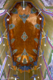 <center>Le château Laurens</center>L’une des pièces les plus marquantes est l’auditorium (ou salon de musique), surmonté d’un dôme elliptique de 20 mètres de haut. Le plafond doré est orné de motifs d’ocelles de plumes de paons, alternant avec de larges fleurs de lotus roses et blanches. Le motif du plumage de paon était apprécié par les artistes de l’Art nouveau. En revanche, la combinaison des motifs de l’ocelle de plume de paon et de la fleur de lotus rappelle le décor du palais Chandra Mahal, à Jaipur, probablement visité par Laurens.