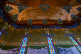 <center>Le château Laurens</center>Au dessus, de grandes toiles (H. 5,20 ; L. 3,50), couronnées par une frise murale à motifs de cobras, alternent avec les vitraux des baies qui évoquent des plumes de pans multicolores. Cette frise comprend une frise de triangles jaunes ; au-dessus, sont peints des groupes de trois cobras lovés sur leur queue, deux de profil et un de face ; des disques solaires sont disposés derrière eux. Il s’agit d’une évocation très libre du motif égyptien de l’uræus, dans la mesure où le disque solaire n’est jamais figuré si petit, ni placé derrière le plastron du cobra, en Égypte, et jamais leurs gueules ne convergent les unes vers les autres, lorsqu’ils sont représentés en dyades, triades ou frises. Le motif central, inclus dans un médaillon, paraît une réminiscence du pilier djed.