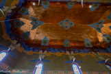 <center>Le château Laurens</center>L’ornementation se poursuit dans le décor peint du plafond, composé de grands médaillons et de fleurs de lotus qui se détachaient à l’origine sur un ciel d’or.