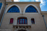 <center>Le château Laurens</center>Façade latérale. En haut, les baies du laboratoire.