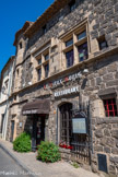 <center>Vias</center>Le restaurant Le Vieux Logis, a abrité autrefois les évêques d'Agde. C'est la plus vieille maison de Vias (XIIe au XVIe siècles) entièrement conservée. Les fenêtres de l'étage sont à meneaux. La façade est en pierre volcanique et les parties sculptées en pierre de Bréginnes.