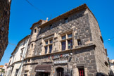 <center>Vias</center>LA MAISON DES ÉVÊQUES. Cette imposante maison est traditionnellement appelée « Maison des Évêques d'Agde ». Un écusson sur la façade est orné de lettres en caractères gothiques. Il s'agit du blason d'un marchand, probablement le propriétaire de la demeure. L'accès aux étages se fait par un escalier à vis placé dans une tourelle en saillie sur la façade. L'étage noble est éclairé par deux grandes fenêtres à meneaux réunies par un larmier. L'utilisation du basalte mêlé à du calcaire coquillier de Nézignan-l'Evêque est un signe de grande richesse. La plupart des maisons du village étant construites en basalte local, pierre extraite des anciens volcans des alentours (Roque-Haute à Vias, Mont Ramus à Bessan, et Mont Saint Loup à Agde).