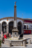 <center>Vias</center>Place du 14 juillet. La fontaine, ou « la Pile » pour les Viassois, existe probablement à cet emplacement depuis le Moyen Âge. Elle a été restaurée par le Maire légitimiste (De) Rascas de Palignan pour commémorer la naissance de l'héritier au trône, le Duc de Bordeaux. Elle était alimentée par un aqueduc fait de conduit en terre cuite, amenant les eaux depuis le tènement de la Gardie jusqu'à la place du village, puis, à dater de 1837, de tuyaux en fonte, elle fournissait une eau pure filtrée aux tufs volcaniques du sud de la Gardie. Le terme provençal 