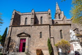 <center>Vias : l'église Saint-Jean-Baptiste </center>La première mention de l'église Saint-Jean-Baptiste de Vias apparaît dans une bulle du pape Adrien IV de 1156. L'église appartenait au chapitre d'Agde. En 1397, le chapitre d'Agde donne 600 livres d'or aux consuls pour la restauration des remparts du bourg. C'est alors que commence la reconstruction de l'édifice. En 1434, le chapitre fait un nouveau don de 375 moutons d'or pour son achèvement. L'église est reconstruite dans le plus pur style flamboyant. L'édifice est entièrement épaulé par des contreforts.