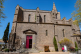 <center>Vias : l'église Saint-Jean-Baptiste </center>La construction de l’Eglise Saint-Jean-Baptiste s’échelonne entre la dernière décennie du XIVème siècle et le troisième quart du XVème siècle. Elle est de style gothique. Elle possède des caractères méridionaux très marqués (murs épais, contreforts, nef unique et large). Son plan rappelle le plan type des églises gothiques du Languedoc mais avec l'intention d'indiquer un transept, ce qui constitue une variété. Comme l'église devait être fortifiée, toute saillie inutile à l'extérieur a été supprimée. Seule la mouluration de la rose est en calcaire, le reste de l'édifice est construit en lave noire. Le bahut en est conservé sur tout le pourtour de la nef, mais il n'en reste que des amorces sur le chœur, à chaque couronnement de contrefort. Autre particularité : l’ouverture de la porte d’entrée au Midi. Cette disposition serait tout à fait locale, mettant les visiteurs à l’abri du vent Nord-Ouest, fréquent et impétueux.