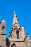 <center>Vias : l'église Saint-Jean-Baptiste </center>Le clocher fut restauré en 1857 puis entre 1977 et 1980. clocher possède trois échauguettes sur encorbellements en quart de rond et une tourelle d'escalier. Sur la façade ouest se trouve, à l'angle nord, une échauguette sur encorbellement et, du côté sud, la défense était assurée par le sommet de la tourelle d'escalier, laquelle a conservé deux merlons. Il devait y avoir une défense semblable sur tout le pourtour.