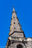 <center>Vias : l'église Saint-Jean-Baptiste </center>La particularité de cette église est la coursière en encorbellement autour du clocher, qui conduit à une petite guérite accessible par un escalier à vis. Cette coursière permettait de renseigner les gens repliés dans l’église. Avec cette tour-clocher particulière, l’église faisait partie des principaux organes défensifs de la ville. Située dans le prolongement des remparts circulaires de la ville, elle présente de nombreuses fortifications.