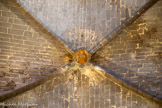 <center>Vias : l'église Saint-Jean-Baptiste </center>et l’autre, un ange portant une banderole.
