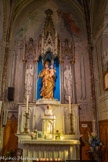 <center>Vias : l'église Saint-Jean-Baptiste </center>Vierge à l’enfant, en bois doré du XVIIIe, restaurée. L’histoire viassoise raconte que cette statue aurait été donnée par des marins syriens dont le bateau, miraculeusement, fut sauvé de la tempête. Ils jurèrent de l’offrir au premier sanctuaire qui les accueillerait après leur sauvetage. Ce fut l’église de Vias.
