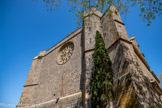 <center>Vias : l'église Saint-Jean-Baptiste </center>La façade occidentale est ajourée par une magnifique rosace polylobée de 5 mètres de diamètre, de style flamboyant, et est cantonnée, à l'angle sud-ouest, par une tour qui est reliée à une tourelle en encorbellement par une coursière. Cette magnifique rosace de 5 mètres de diamètre et de style flamboyant orne la façade Ouest de l’édifice.