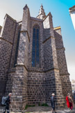 <center>Vias : l'église Saint-Jean-Baptiste </center>Le chevet. L'édifice est entièrement épaulé par des contreforts.