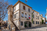 <center>Portiragnes</center>Le bâtiment situé à l’angle de l’avenue Jean Moulin et de la rue de la République, date des années 1800 et sert de halles couvertes en témoigne l’arche en anse de panier en
basalte et la colonne en calcaire coquillier. Elle est agrandie en 1901, avec le rajout d’un beffroi de style néo-castral et d’appartements desservis par un escalier droit.