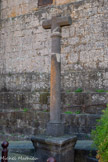 <center>Portiragnes : église Saint-Félix.</center>Croix en basalte. Millésime gravé dans la pierre sous la croix.