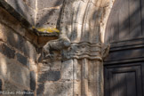 <center>Portiragnes : église Saint-Félix.</center>L'imposte des piédroits est sculptée de chaque côté de la porte d'une tête humaine, de chapiteaux feuillagés et d'un animal fantastique, tous très érodés.
