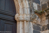 <center>Portiragnes : église Saint-Félix.</center>L'imposte des piédroits est sculptée de chaque côté de la porte d'une tête humaine, de chapiteaux feuillagés et d'un animal fantastique, tous très érodés.