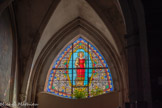 <center>Portiragnes : église Saint-Félix.</center>Un magnifique vitrail de sainte Philomène orne l’église Saint-Félix. La sainte porte une fleur de lys et une ancre. L’ancre est le symbole de son martyre tandis que le lys rappelle sa virginité et sa pureté.