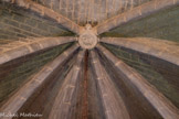 <center>Portiragnes : église Saint-Félix.</center>La clé représente l’Agneau Pascal, avec une tête de renfort, qui peut être le portrait du donateur.