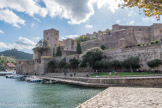 <center>Le château royal.</center>Le château de Collioure est déjà cité en 673, preuve du rôle stratégique et commercial tenu par la cité à l’époque wisigothique. Le château et la ville appartiennent ensuite aux comtes de Roussillon, puis aux divers rois qui se succèdent en Roussillon : rois d’Aragon de 1172 à 1276, puis rois de Majorque jusqu’en 1343, avant de revenir aux rois d’Aragon. Sous le règne des rois de Majorque, le château, entièrement reconstruit entre 1242 et 1280. Après le mariage des Rois catholiques, Ferdinand V d’Aragon et Isabelle Ire de Castille, Collioure et le Roussillon tout entier passent sous la domination de la monarchie espagnole, sans qu’il y ait fusion centralisatrice. La province est occupée de 1475 à 1481 par le roi de France Louis XI, qui fait bâtir des fortifications à Collioure, rebaptisée Saint-Michel, fortifications aujourd’hui dissimulées par les constructions postérieures. Son successeur, Charles VIII, rend le Roussillon à Ferdinand le Catholique, dont le successeur l’empereur Charles Quint renforce les fortifications de la ville. L'Empereur décida la construction du Fort Saint-Elme destiné à protéger les anses de Collioure et de Port-Vendres.