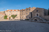 <center>Le château royal.</center>La place d'armes. Au milieu du XIVème siècle, les maisons du village sont repoussées vers l'ouest, au-delà d'un rempart doté d'une tour-porche. À partir du XVIème siècle, des casernes sont construites à l’intérieur de cette enceinte, autour d'une vaste place d'armes.