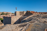 <center>Le château royal.</center>Le bastion de la tour carrée. Il tire son nom de la tour médiévale qu'il enveloppé. Depuis le Moyen Âge, les fortifications de toutes les époques se superposent. Vers le sud, le rempart à crête arrondie et la barbacane couverte du XVIème siècle sont conservés.