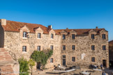 <center>Le château royal.</center>Les casernes.