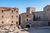 <center>Le château royal.</center>La chapelle et le donjon.