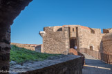 <center>Le château royal.</center>L'entrée du bastion nord qui domine le faubourg du port d'amont.