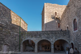 <center>Le château royal.</center>La cour d'honneur et le donjon.