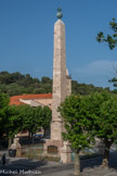 <center>Port-Vendres.</center>Il perdit ses ornements inférieurs : après 1793 ne subsistaient que les quatre tortues de bronze placées aux angles du collet, entre la colonne et le dé soutenant les draperies.