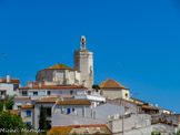 <center>Église Santa Maria de Cadaqués. </center>L'église se situe au point culminant du centre historique, comme suspendue et flottant dans l'air. Sa silhouette toute blanche, immortalisée par d'innombrables peintres, est emblématique de Cadaqués. De style gothique tardif, sa construction fut entreprise au milieu du XVIème siècle, bien que certaines parties aient été réalisées ultérieurement. Le clocher a une base carrée avec un corps supérieur octogonal.