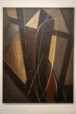 <center></center>Peinture 130 x 97 cm, 1946
Huile sur toile
Collection C. S. <br> Refusé au Salon d’automne, Soulages présente trois oeuvres au Salon des surindépendants à Paris, en octobre 1947.
Ses peintures, très sombres, et celle-ci en particulier, contrastent avec les autres œuvres exposées, dont l’abstraction est géométrique et très colorée : « Cette toile, parmi les autres, était presque choquante, surprenante en tout cas, et, pendant quelques minutes, je me suis dit : “Je ne suis vraiment pas dans le vent.” Mais très vite, je me suis réjoui d’être si différent. Cette différence me caractérisait et c’était bien mieux ainsi. » Vue par le peintre Francis Picabia qui la considère comme « la meilleure toile du Salon », faisant dialoguer formes et lignes courbes tracées au grattoir, elle est l’une des premières réalisées à Paris, et annonce la direction que va prendre sa peinture.
