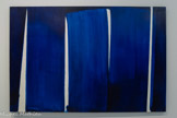<center>Peinture 162 x 240 cm, 30 avril 1972</center>Huile sur toile
Montpellier, musée Fabre, dépôt de l’artiste, 2007.
<br> Si le noir occupe de plus en plus l’espace de ses œuvres, la couleur est également utilisée en larges bandes, comme dans cette œuvre sur laquelle le bleu vient investir la quasi- surface de la toile. Le fond blanc que l’on devine sous chaque coup de brosse exacerbe la couleur. Présentée pour la première fois à la Galerie de France à Paris, cette œuvre témoigne d’un usage renouvelé du bleu, dont Soulages apprécie le caractère qu’il confère au noir : « Le rapprochement d’un noir et d’un bleu, a toujours quelque chose d’assez sensuel, on s’y livre avec une certaine volupté» indiquait ainsi l'artiste.