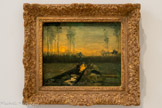 <center>Paysage à la tombée du jour</center>Vincent van Gogh
(Groot-Zundert [Pays-Bas], 1853 - Auvers-sur-Oise, 1890)
 1885
Huile sur toile marouflée sur carton
Madrid, Museo Nacional Thyssen-Bornemisza
 <br> Un siècle avant Soulages, Van Gogh explore ce qu’il appelle « la peinture de l’ombre », à travers laquelle sont notamment représentées les variations de lumière dans des paysages nocturnes. Sa peinture, appliquée en couche épaisse, laisse visibles les touches du pinceau, tandis que sa palette, très contrastée, évoque le clair-obscur des grands maîtres flamands. Dans ce paysage crépusculaire, se reflète ici le ciel rougeoyant qui émerge de l’obscurité. Soulages découvre, adolescent, la peinture de Van Gogh dans un livre, et reste longtemps fasciné par le travail de son aîné, dont il admire les effets de lumière et de matière : « C’est cette texture très écrite qui me fascinait et puis, vous savez, à 18 ans, le personnage et l’anecdote : l’oreille coupée ! [...] Van Gogh me touchait d’une manière que, maladroitement, je dirais physique. »