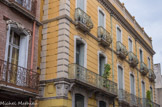 <center>Hôtel Pams</center>De chaque coté de la rue, les maisons arborent l'écusson de l'entreprise de papier à cigarettes J.O.B. JOB est une marque de papier à cigarette et une marque de cigarette fondée en 1849 par Jean Bardou et la famille Journet, puis reprise par son fils Pierre Bardou.