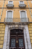 <center>Hôtel Pams</center>C'est Pierre Bardou, fils du fondateur de l'entreprise de papier à cigarettes J.O.B qui, grâce à la fortune familiale, achète d'abord en 1852 une maison rue Saint-Sauveur (rue E. Zola) puis en 1872, d'autres habitations voisines et construit les premiers ateliers éclairés par la magnifique verrière.