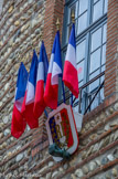 <center>La maison des consuls </center>Les trois mains ou bras en bronze, sur la façade, symbolisent l'organisation sociale de la cité sous l'Ancien Régime. Les consuls sont issus d'un des trois ordres : ici, celui du peuple.
