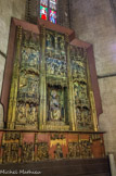 <center>La cathédrale Saint-Jean-Baptiste.</center>Chapelle Saint Pierre.Le retable provient de l’église romane de Saint-Jean le Vieux. Ce retable de bois doré de tradition gothique date de la fin du XVe siècle. Au centre : Saint-Pierre vêtu en pape siège sur un trône et présent un livre et les clés. Registre supérieur : l’adoration des mages et la crucifixion de Jésus. De part et d’autre, des panneaux sculptés présentent des épisodes marquants de la vie de l’apôtre : A gauche, de haut en bas : l’appel par Jésus au lac de Tibériade ; la prédication (la chaire) de Saint-Pierre ; la résurrection de Tabitha, épisode au des actes des apôtres.
À droite : la controverse avec Simon le magicien ; le «Quo vadis» (fuyant Rome et la persécution, il vit Jésus lui apparaître et lui demander « où  vas-tu»: prenant alors conscience de son devoir envers sa communauté, il revint sur ses pas et subit le martyre) ; la crucifixion de Pierre (à sa demande par souci d'humilité, il fut placé la tête en bas). La prédelle, remaniée au XVIIe comme le montrent les colonnes torses, présente, malgré des lacunes, des scènes de la vie du Christ; l'Agonie de Jésus, sa condamnation, la trahison de Judas, la flagellation et le couronnement d'épines de part et d'autre d'une Pietà.