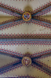 <center>La cathédrale Saint-Jean-Baptiste.</center>Les clés de voûte du chœur. En 1493, ou traité de Barcelone, le Roussillon fut rendu au souverain catalan. On s’empressa alors de masquer les clés de voûte qui rappelaient les heures sombres de la dure occupation militaire. Une grande fausse clés en bois doré présentant les armes de la ville sculptées en relief vint masquer les clés de voûte litigieuses. De nouvelles guerres ramenèrent les armées françaises au cours du XVIIe siècle jusqu’au traité des Pyrénées par lequel le Roussillon fut annexé au royaume de France. Les partisans du nouveau régime firent retirer la fausse clé ; les quatre barres du blason catalan furent arasées, le fond peint en bleu de France et fleurdelisé, seul le personnage de Saint Jean-Baptiste fut conservé, (les armes de la ville figurant sur le retable du chœur subirent le même sort).