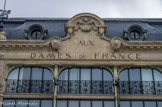 <center>Un grand magasin de la Belle Époque.</center>L'entrée principale est chargé d'un fronton cintré orné de guirlandes sous lequel figure l'inscription 