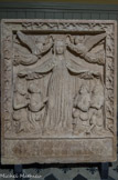 <center>La Casa Xanxo. </center>Le bas-relief de Notre-Dame des Désemparés appartenait à l’ancien hôpital de la confrérie des Tisserands. L'ensemble sculpté représente la Vierge Marie, le pied droit en avant ouvrant les bras et l'abri de son manteau au-dessus de personnages agenouillés, en prière.