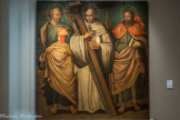 <center></center>Musée Hyacinthe Rigaud. <br> Anonyme (école catalane)
Saint Pierre, saint Vincent Ferrier et saint Jacques
Couvent des dominicains, Perpignan.
Vers fin XVIe - début XVIIe huile sur bois.
Cette œuvre, probablement réalisée par un atelier perpignanais, se trouvait au couvent des Dominicains à Perpignan. Le personnage central serait Saint Vincent Ferrier. Tenant la croix du Christ, il porte les instruments de la Passion: clous, tenaille, lance... Vincent Ferrier (1350-1419) est né à Valence. Prêcheur dominicain renommé, il serait venu à Perpignan en 1408 puis fin 1415 et serait à l’origine de la confrérie de la Sanch. Cette confrérie, instituée en octobre 1416 pour commémorer la passion du Christ et accompagner les condamnés à mort, est encore active de nos jours.