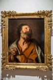 <center></center>Musée Hyacinthe Rigaud. <br> Hyacinthe Rigaud.
(Perpignan, 1659 - Paris, 1743)
Saint Pierre. 1702. Huile sur toile.
Si la production picturale de Rigaud est placée sous le signe du portrait, 9 n’abandonne cependant jamais l'ambition d’exceller dans la peinture d’histoire, genre alors réputé plus noble. Il livre ainsi au cours de sa carrière plusieurs compositions religieuses, toutes dictées par une foi ardente. Destiné à son usage privé, ce Saint Pierre demeure à son domicile sa vie durant. Sa composition s’inspire largement d'une œuvre du peintre bolonais Guido Reni, sans doute admirée chez son ami, le grand collectionneur Pierre Crozat
Quelques années plus tôt, en 1696,9 offre è sa mère Maria Serra un des Christ en croix présentés dans cette salle.