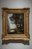 <center></center>Musée Hyacinthe Rigaud. <br> Jean-Baptiste Camille Corot
(Paris, 1796-1875)
Muse sous un bois XIXe siècle
Huile sur toile.
De 1825 à 1875 le village de Barbizon, dans la forêt de Fontainebleau, abrite une colonie d’artistes désireux de renouer avec la nature et fuyant des villes où l’urbanisme et l’industrialisation galopante éloignent le paysagiste de son inspiration première. Théodore Rousseau, Charles d’Aubigny... et, dès 1822, Camille Corot y séjournent pour peindre ces lieux sauvages où flotte encore un paganisme salvateur. L’école de Barbizon va durablement marquer l’histoire du paysage et annoncer l’impressionnisme.
