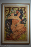 <center></center>Musée Hyacinthe Rigaud. <br> Alfons Mucha
(Ivancice, Empire d'Autriche, 1860 - Prague, Tchécoslovaquie, 1939)
Affiche JOB
1898
Lithographie sur papier
Le style élégant et sensuel d'Alfons Mucha s’incarne dans les volutes de fumée se mêlant ici aux boudes souples de la chevelure. Le nom de la marque, décliné en monogramme dans le fond de l'affiche, se fait également bijou précieux pour retenir le corsage de la «femme Mucha».