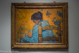 <center></center>Musée Hyacinthe Rigaud. <br> Gustave Fayet
(Béziers, 1865 - Carcassonne, 1926)
Madeleine Fayet et sa fille Yseult 1901
Huile sur toile
Cette œuvre attendrissante met en scène l’allaitement d’Yseult, sa chère fille, enveloppée par le regard attentif de Madeleine, son épouse.
Sur un fond d’or se détachent une flore et une faune dont l'onirisme évoque l’univers d’Odilon Redon. Mais les contours largement cernés d'un trait gras rejoignent la rusticité primitive de Paul Gauguin.