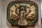 <center></center>Musée Hyacinthe Rigaud. <br> Aristide Maillol
(Banyuls-sur-Mer, 1861-1944)
Le Relief
1897-1898
Céramique émaillée
Les jaunes et les verts sont un emprunt à la céramique catalane populaire et domestique. L’aspect renaissant des anges contraste avec l'archaïsme de la composition frontale, et nous rappelle que Maillol, au raffinement des grands artistes de la Renaissance ou de l'art hellénistique, a toujours préféré les primitifs, qu’ils soient grecs ou italiens.