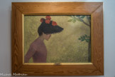 <center></center>Musée Hyacinthe Rigaud. <br> Aristide Maillol
(Banyuls-sur-Mer, 1861-1944)
Jeune fille de profil
1896
Huile sur toile
Proche des artistes nabis, influencé par les estampes japonaises, Maillol cherche à synthétiser la forme: ce profil de jeune fille se pose sur un fond irisé évoquant la technique pointilliste. L’absence de volume et de perspective affirment le caractère décoratif de sa peinture.