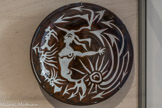 <center></center>Musée Hyacinthe Rigaud. <br> Jean Lurçat
(Bruyères, 1892 - Saint-Paul-de-Vence, 1966) 
Grand plat marron ou la sirène